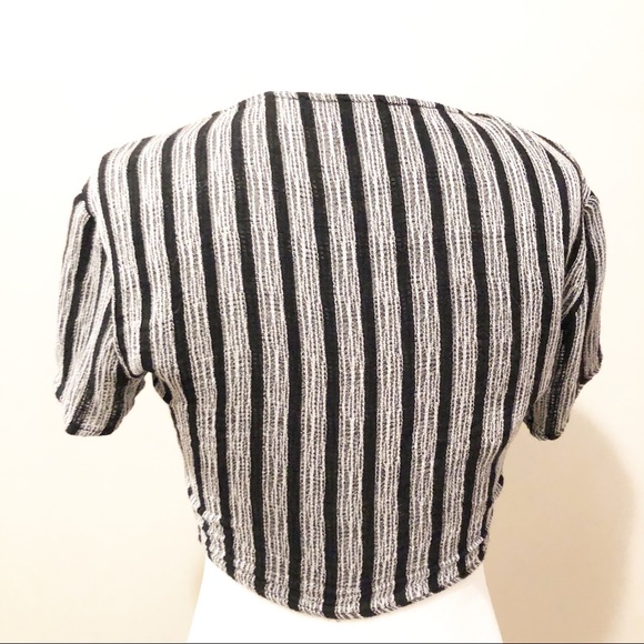 Lulu’s cropped tie-front top - Picture 2 of 8